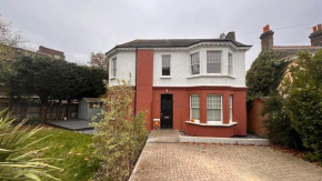 Beautiful house, fast Wi-Fi & big garden